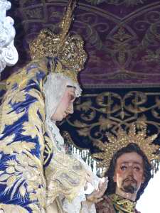 La Virgen esta acompaada por San Juan Evangelista 